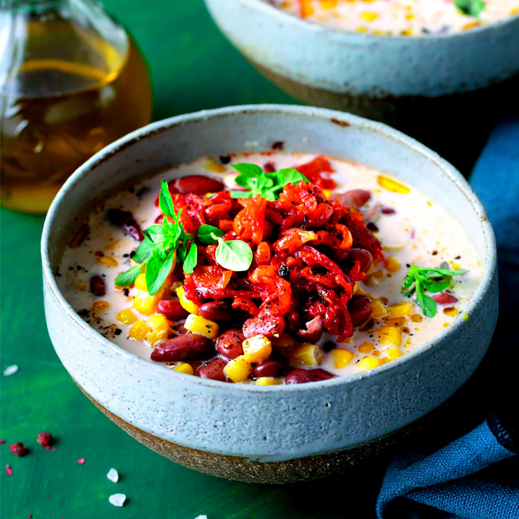 Мексиканский суп с фасолью и кукурузой и фаршем. Суп с фасоли по азербайджански. Зелёная фасоль суп по Грузии. Школа гастронома коллекция рецептов фасолевый суп.