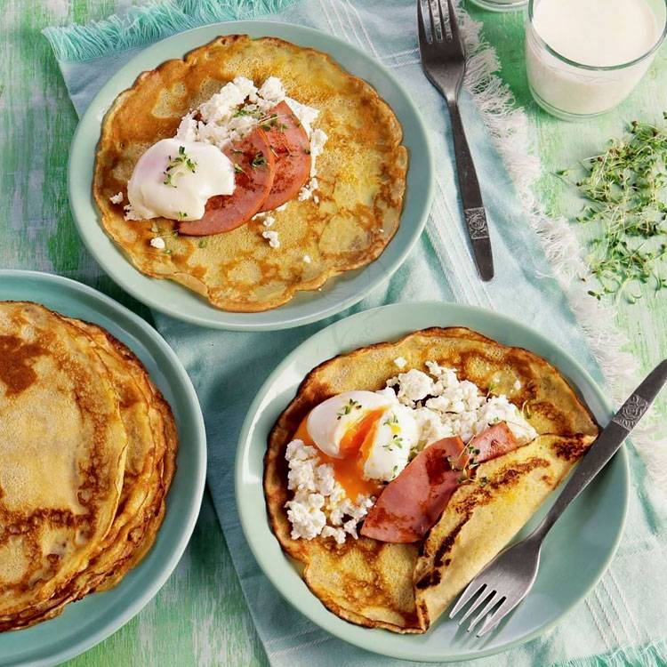 Масленичный завтрак с блинчиками, сыром, колбасой и яйцом-пашот