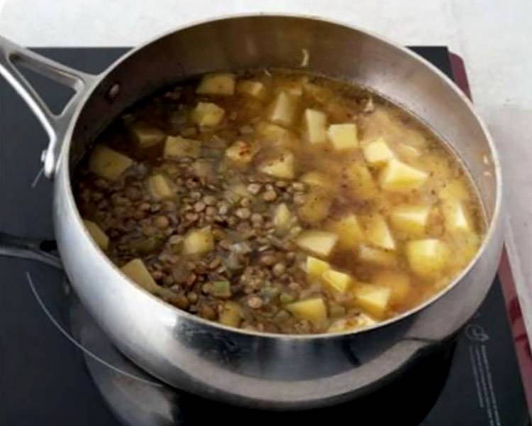Суп из чечевицы, картофеля, шпината с тахини