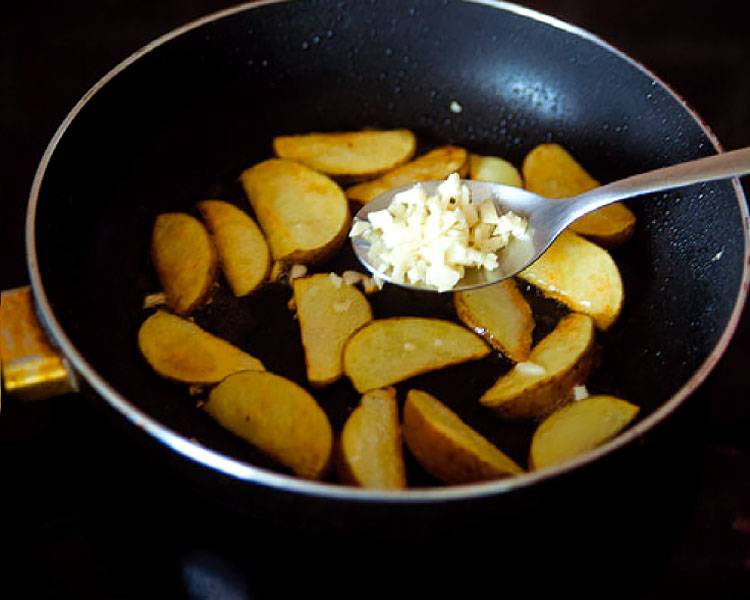 Теплый картофельный салат с брынзой