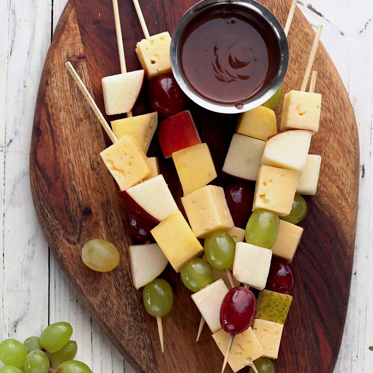 «Шашлычки» из сыра и фруктов с шоколадным соусом